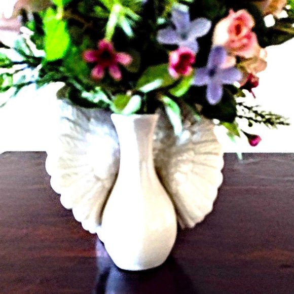 Vintage White Ceramic Angel Cherub Bud Vase ~ 6" Sitting w/Wings Extended ~ EVC! - Picture 8 of 9